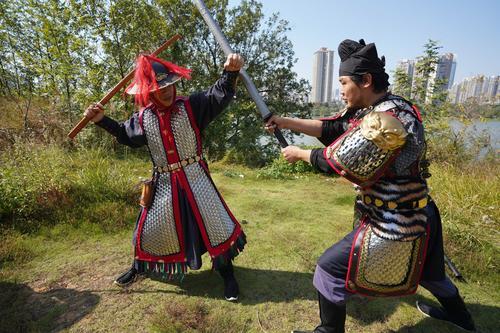 面甲……"虔州武备司"如今已经拥有了3套唐宋风格的铠甲和6套明代铠甲