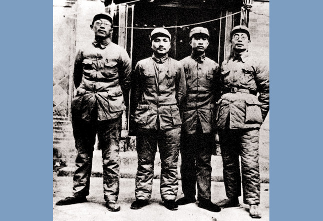 抗战期间，黄克诚（左一）和邓小平（左二）等人在一起.jpg