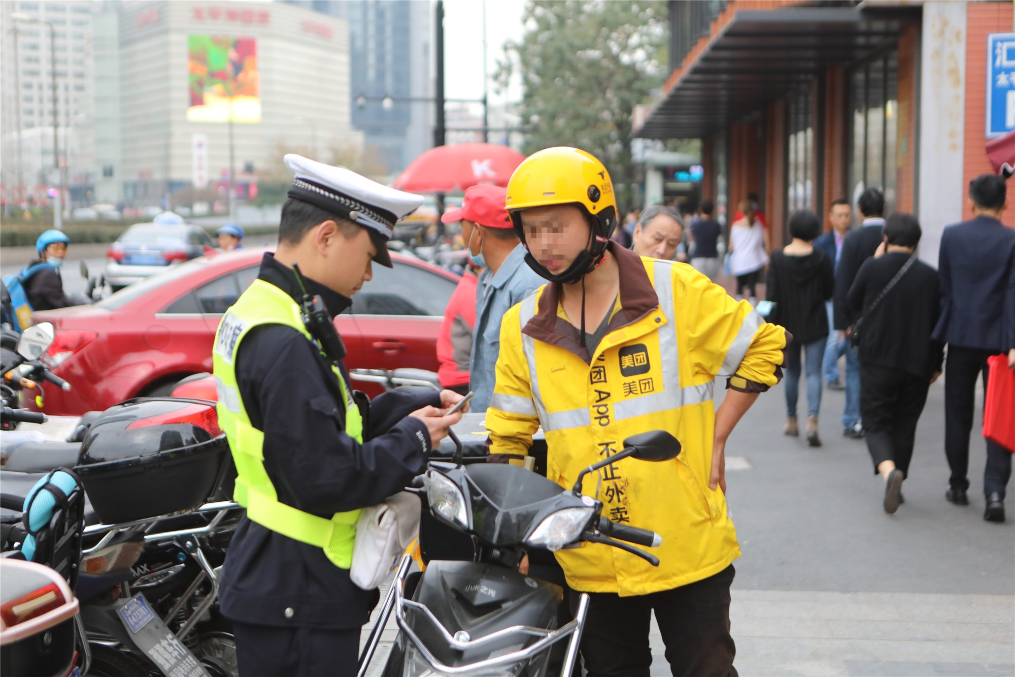 拱北街道设置文明交通宣教点惩治“行人闯红灯”不文明行为