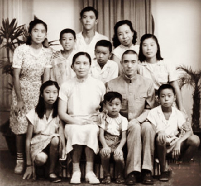 1948年，汪维恒（前排右二）与家人在台湾的合影.jpg
