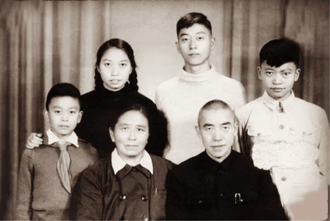 1950年代，汪维恒（前排右一）与家人的合影.jpg