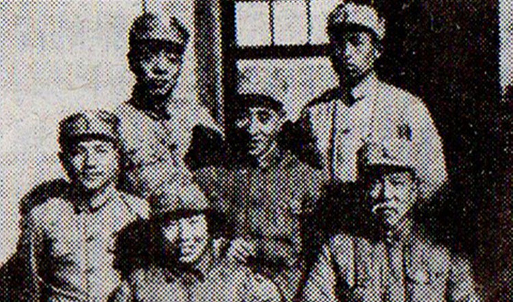 长征途中，邓小平（二排左）与徐特立、杨尚昆、李伯钊等750.jpg