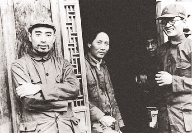 1937年，毛泽东、周恩来、博古在延安.jpg