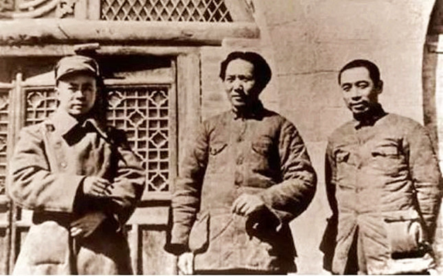 1938年，毛泽东、周恩来、任弼时在延安.jpg