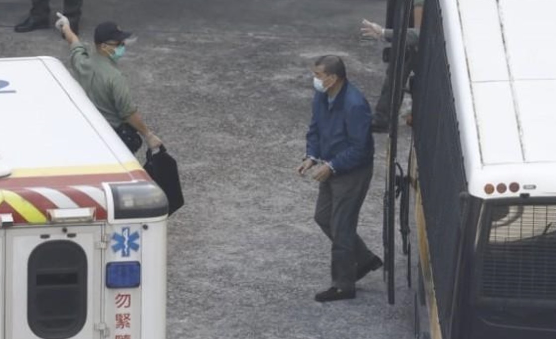 黎智英双手戴手铐押抵荔枝角收押所