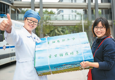 12月7日，在海口市人民医院，支援湖北医疗队队员领取来自蒙古国捐赠的羊肉。袁琛 摄（人民图片）