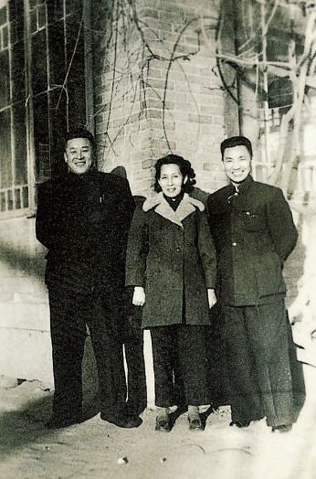 吴福海（左一）和柳溥庆夫妇.jpg