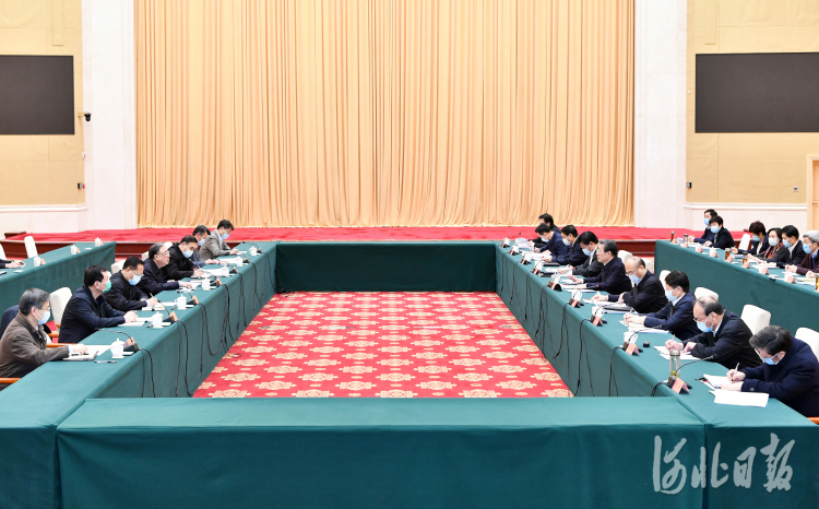 1月5日下午,国家卫生健康委主任马晓伟一行到我省指导疫情防控工作。省委书记、省人大常委会主任王东峰,省委副书记、省长许勤与马晓伟进行座谈交流。河北日报记者赵威摄