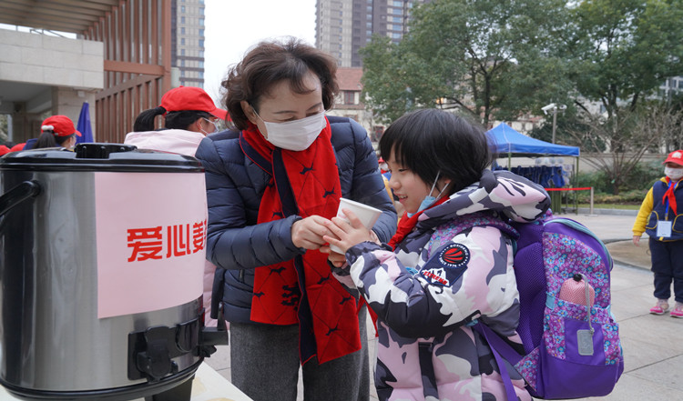 上海市第一师范学校附属小学校长鲁慧茹给入校学生送上一杯杯暖暖的姜茶。_副本.jpg