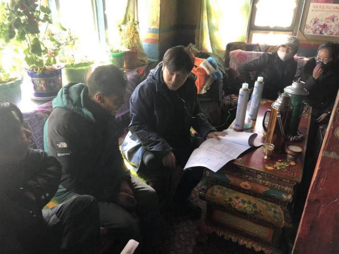 西藏亚东项目成员调研搬迁户需求.jpg