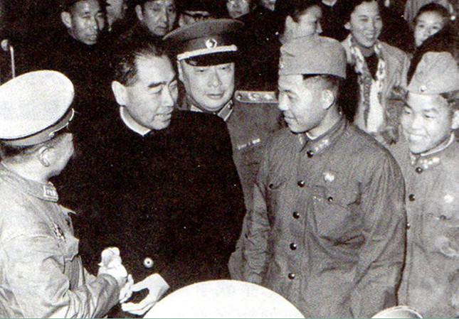 1958年10月，周恩来和陈毅在北京火车站欢迎中国人民志愿军凯旋.jpg