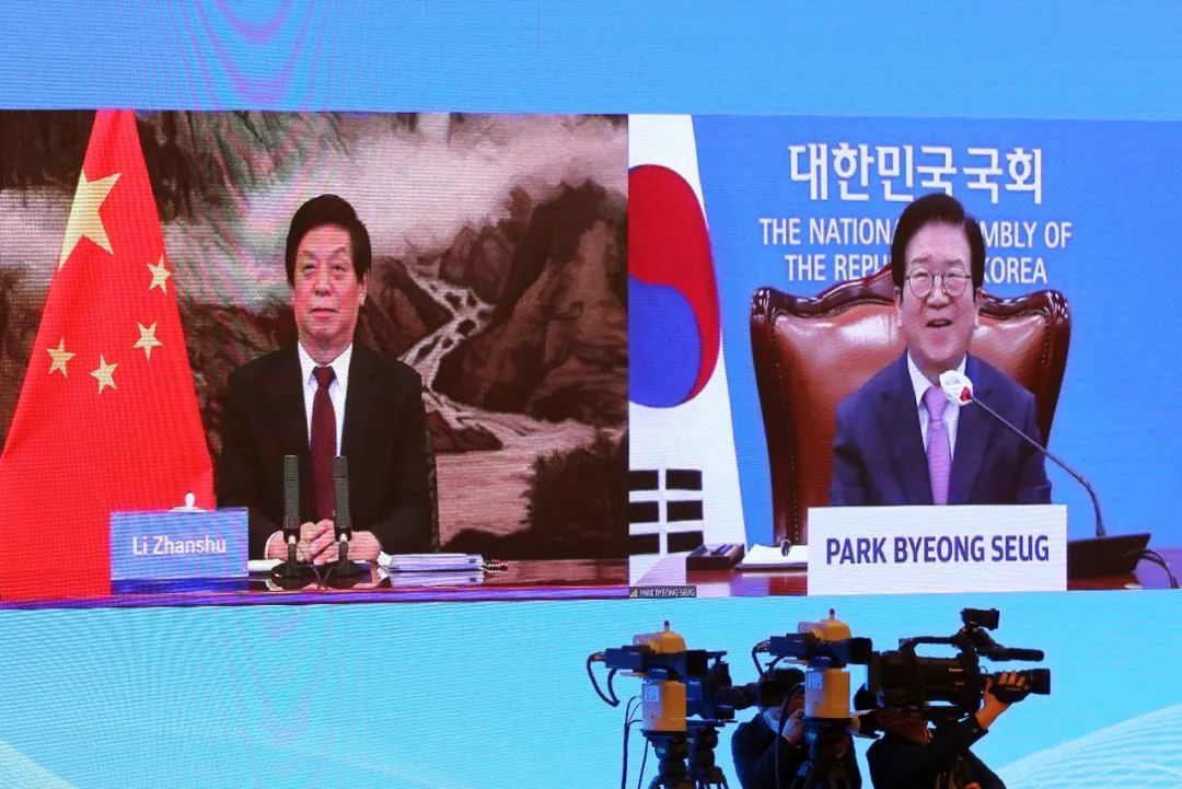 2020年12月21日，栗战书委员长与韩国国会议长朴炳锡举行视频会晤。摄影/许麟