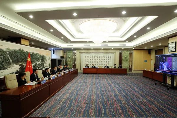 与肯尼亚议会举行线上研讨会。摄影/许麟