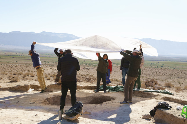 2018_10_18 塔吉克斯坦 喀什喀尔墓地，为了拍照光线均匀，队员们在大风中奋力撑起一张大白布_副本.jpg