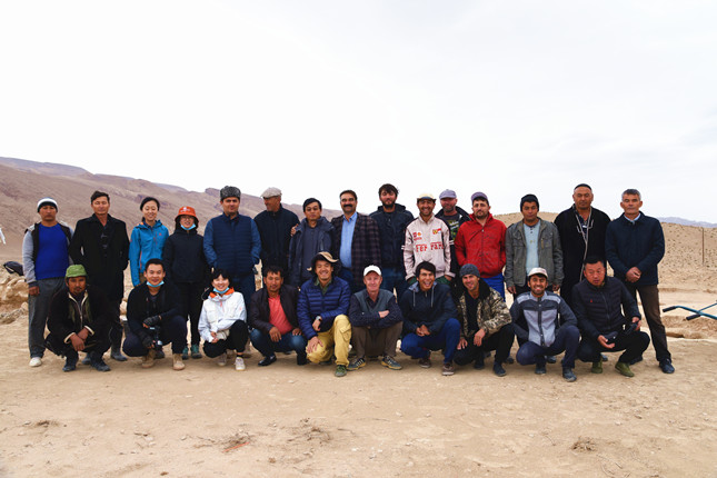 2018年10月16日，塔吉克斯坦 喀什喀尔墓地发掘结束，与塔方队员、民工合影_副本.jpg