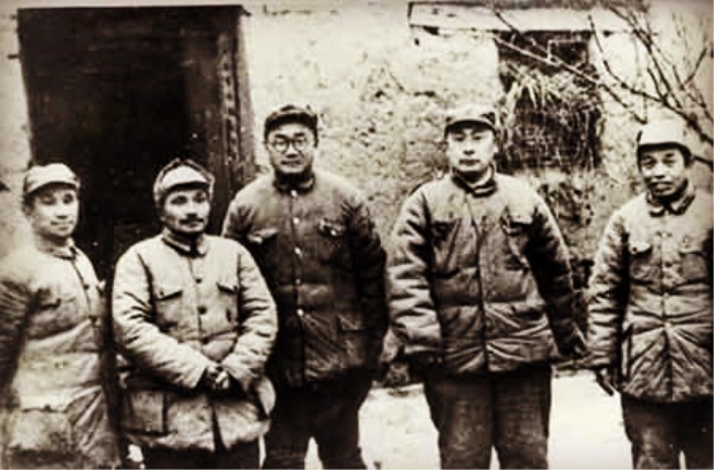 左起：粟裕、邓小平、刘伯承、陈毅、谭震林.jpg