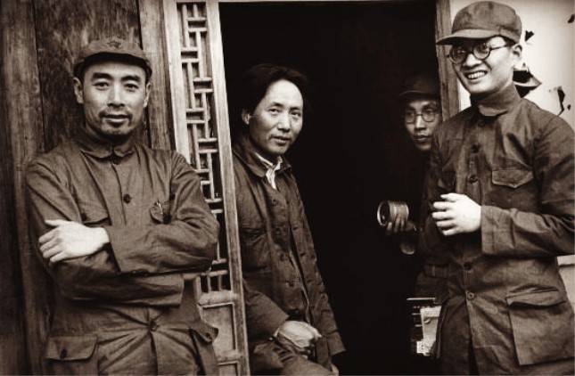 1937年周恩来、毛泽东、博古在延安.jpg