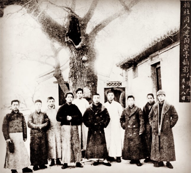 1920年，进步团体“辅社”同仁游陶然亭合影，前排中间两位左为毛泽东，右为罗章龙.jpg