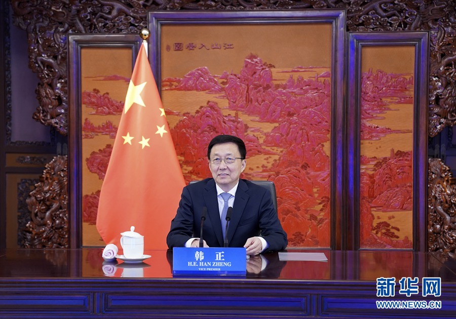 4月16日，中共中央政治局常委、国务院副总理韩正在北京通过视频方式会见来华访问的美国总统气候问题特使克里。新华社记者 张领 摄