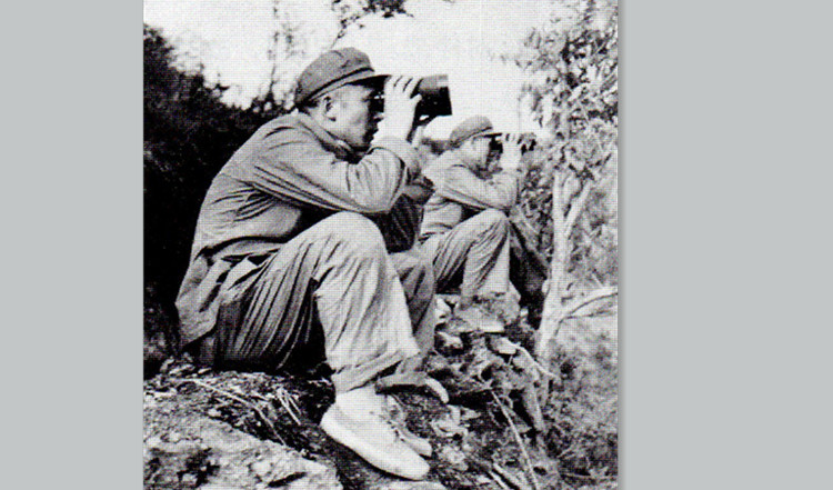 王诚汉（左）与张祖谅军长在朝鲜战场前线观察敌情。.jpg