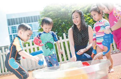 在新加坡一家幼儿园，老师正和小朋友们一起开展课间活动。资料图片