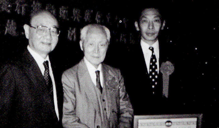 1981年，杜维善（右）代表母亲姚玉兰领取促进国剧（京剧）发展大奖，左为陆京士，中为陈立夫。750.jpg