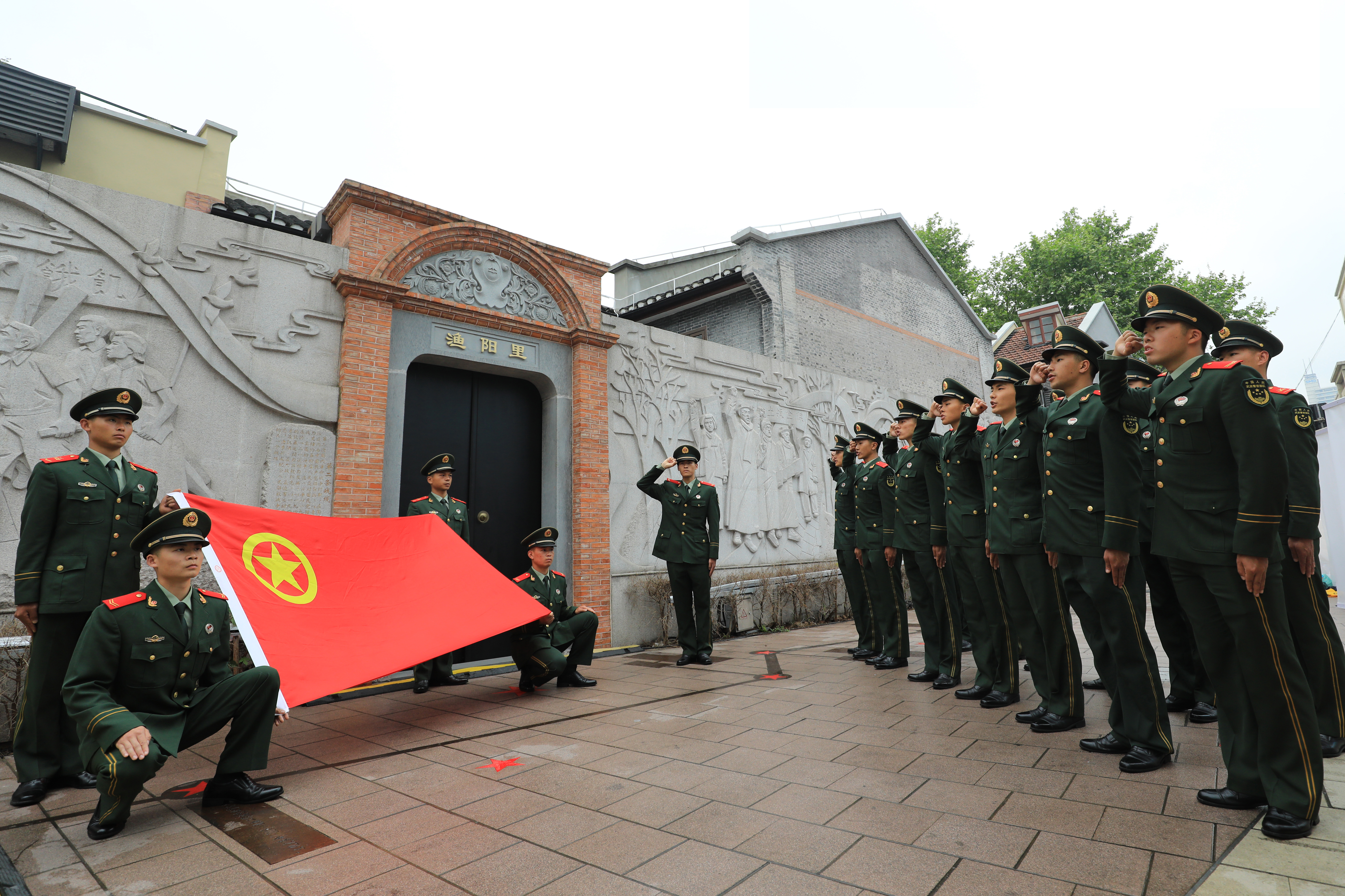 2武警上海总队执勤第二支队官兵在渔阳里广场组织入团宣誓，韩玉祥摄.JPG