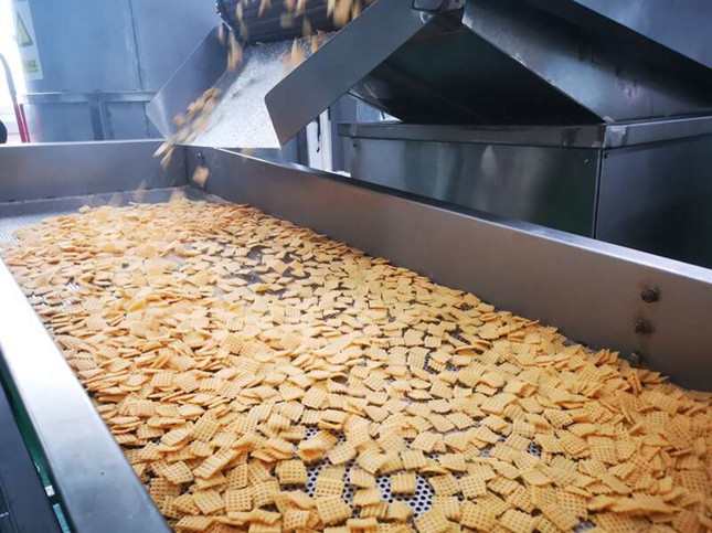 生产车间里加工的彩色马铃薯锅巴。西北农林科技大学供图.jpg