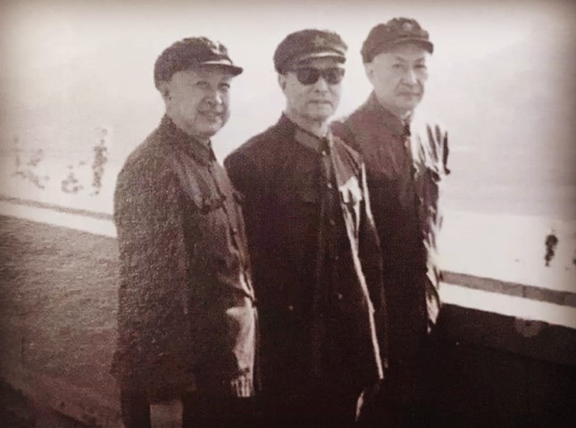 张爱萍（中）与钱学森（左）、朱光亚.jpg