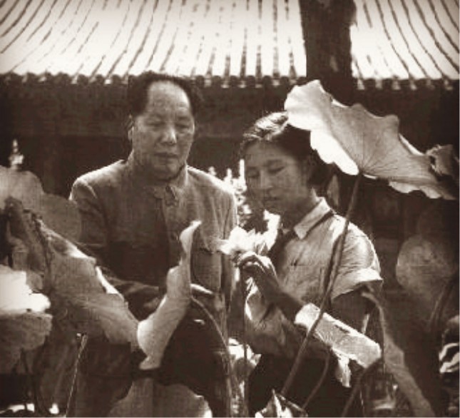 毛泽东和女儿李讷一起看荷花.jpg
