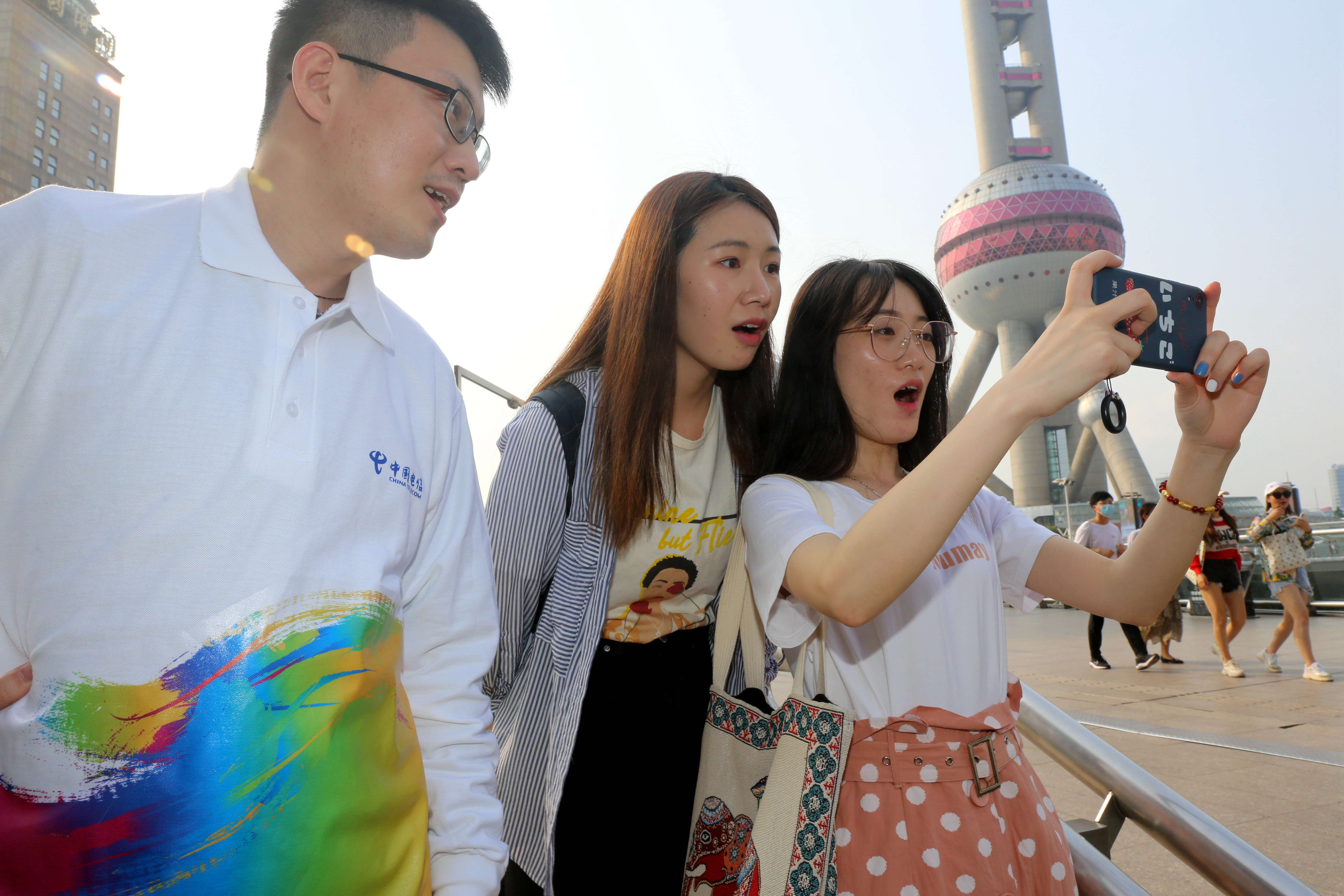 来上海游玩的年轻人，体验千兆Wi-Fi的极速下载乐趣。.jpg