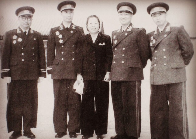 1955年国庆天安门城楼合影，左起：李克农、张爱萍、邓颖超、陈赓、宋任穷.jpg