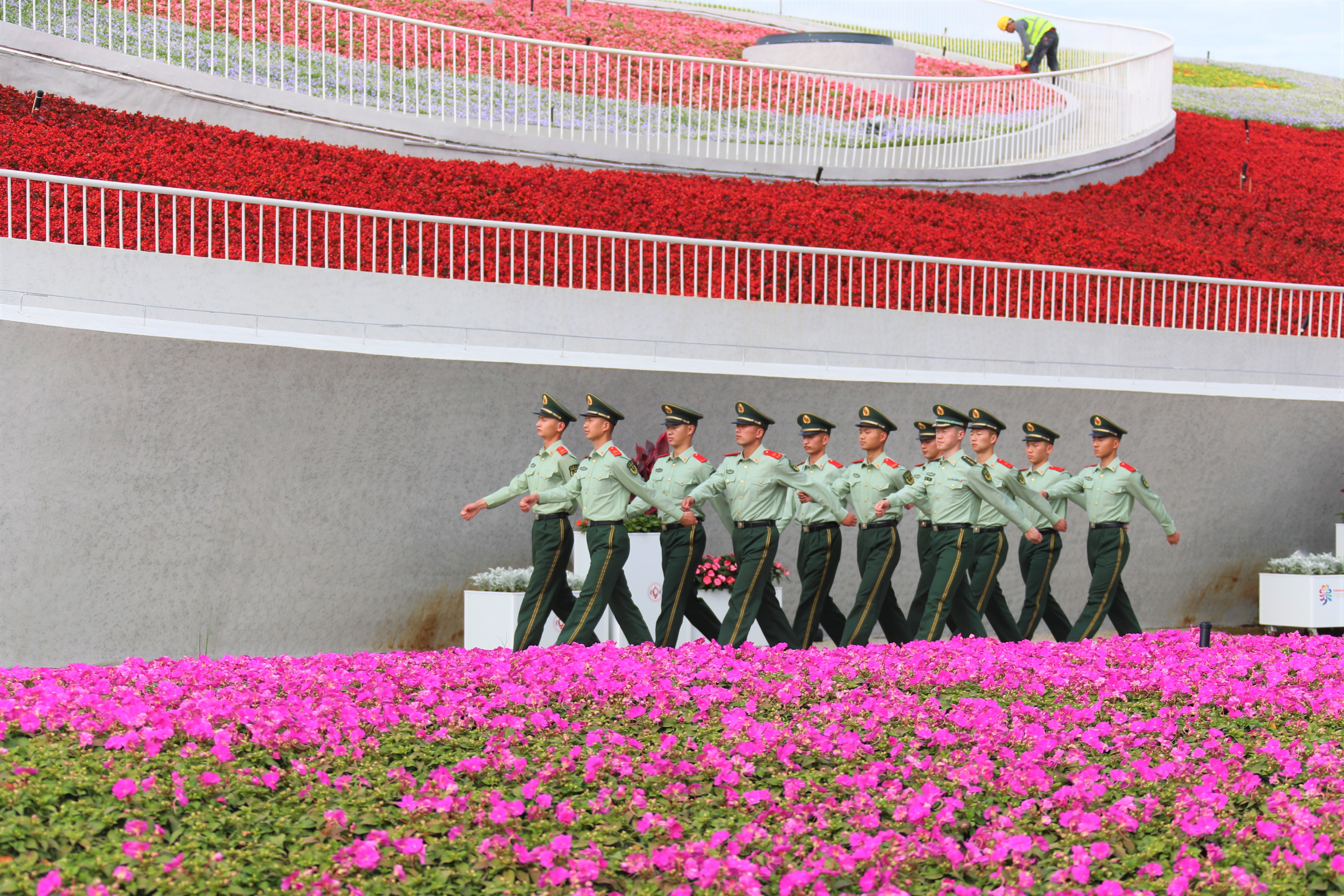 1花博会世纪馆前，官兵成了繁花里一道亮丽风景线，周天舒摄.JPG