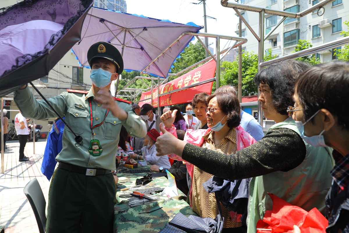 军民携手学雷锋06.jpg