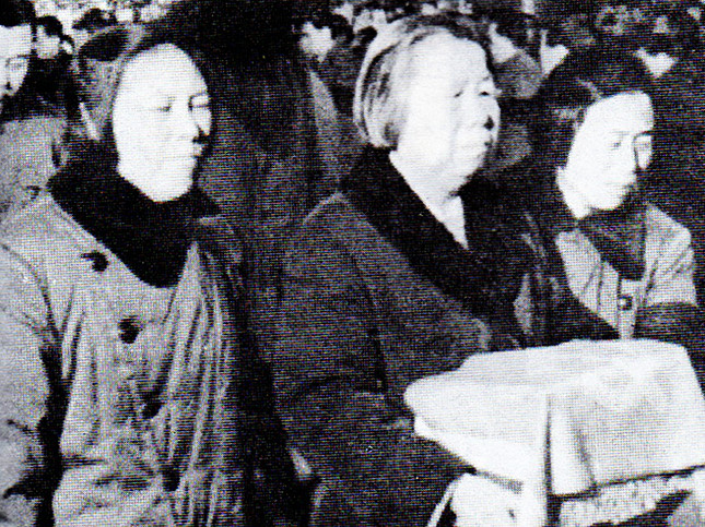 1976年1月15日，周恩来总理骨灰盒由邓颖超同志移往人民大会堂645.jpg