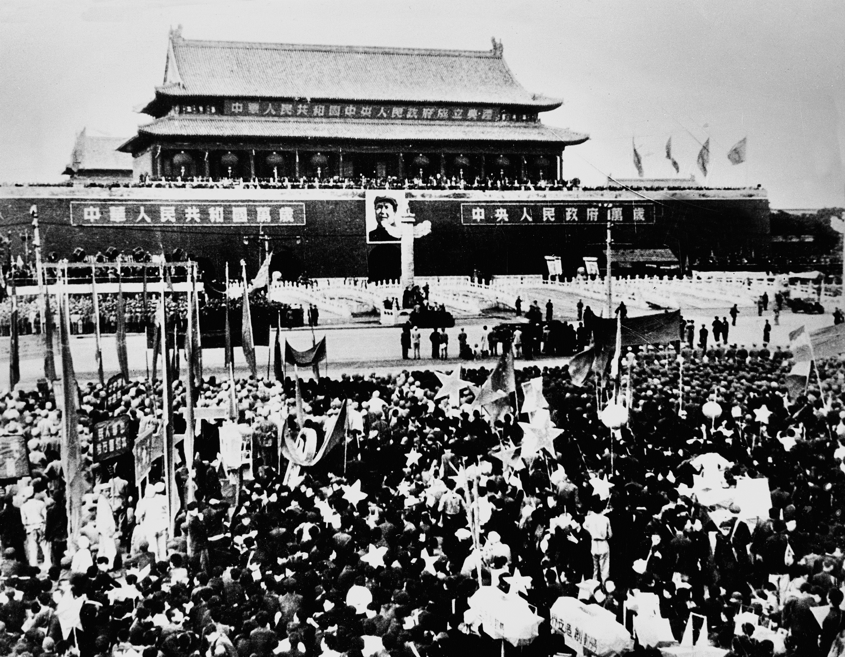 1949-4.首都30万军民在天安门广场参加开国大典活动，欢庆新中国的诞生.jpg