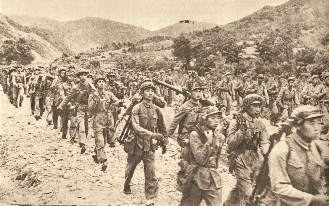 1950-3. 中国人民志愿军某部和朝鲜人民军并肩开赴前线。.jpg
