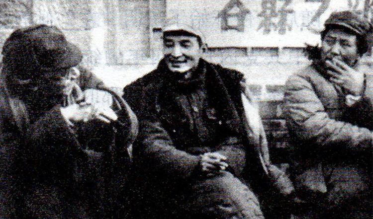 1943年12月，陈云（中）同毛泽东、林伯渠参观陕甘宁边区农业生产展览会750.jpg