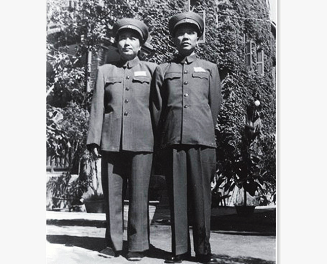 1954年，朱良才上将和夫人李开芬在家中645.jpg