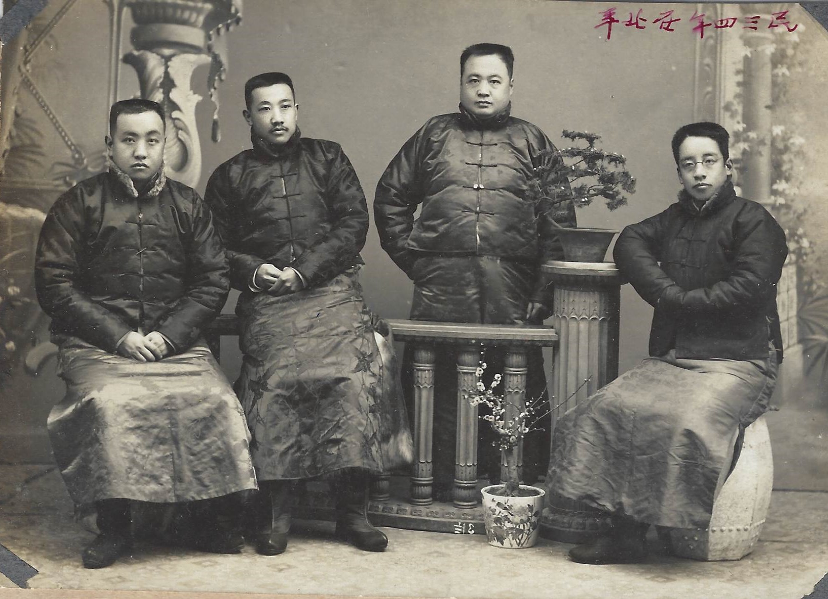 1.1914年，王伯群（左二）与章太炎（右一）等在北京合影.jpg