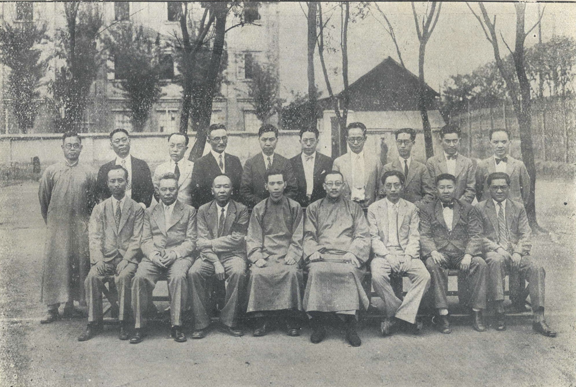 2.1930年，王伯群（前排右四）与大夏大学校务委员会合影.jpg