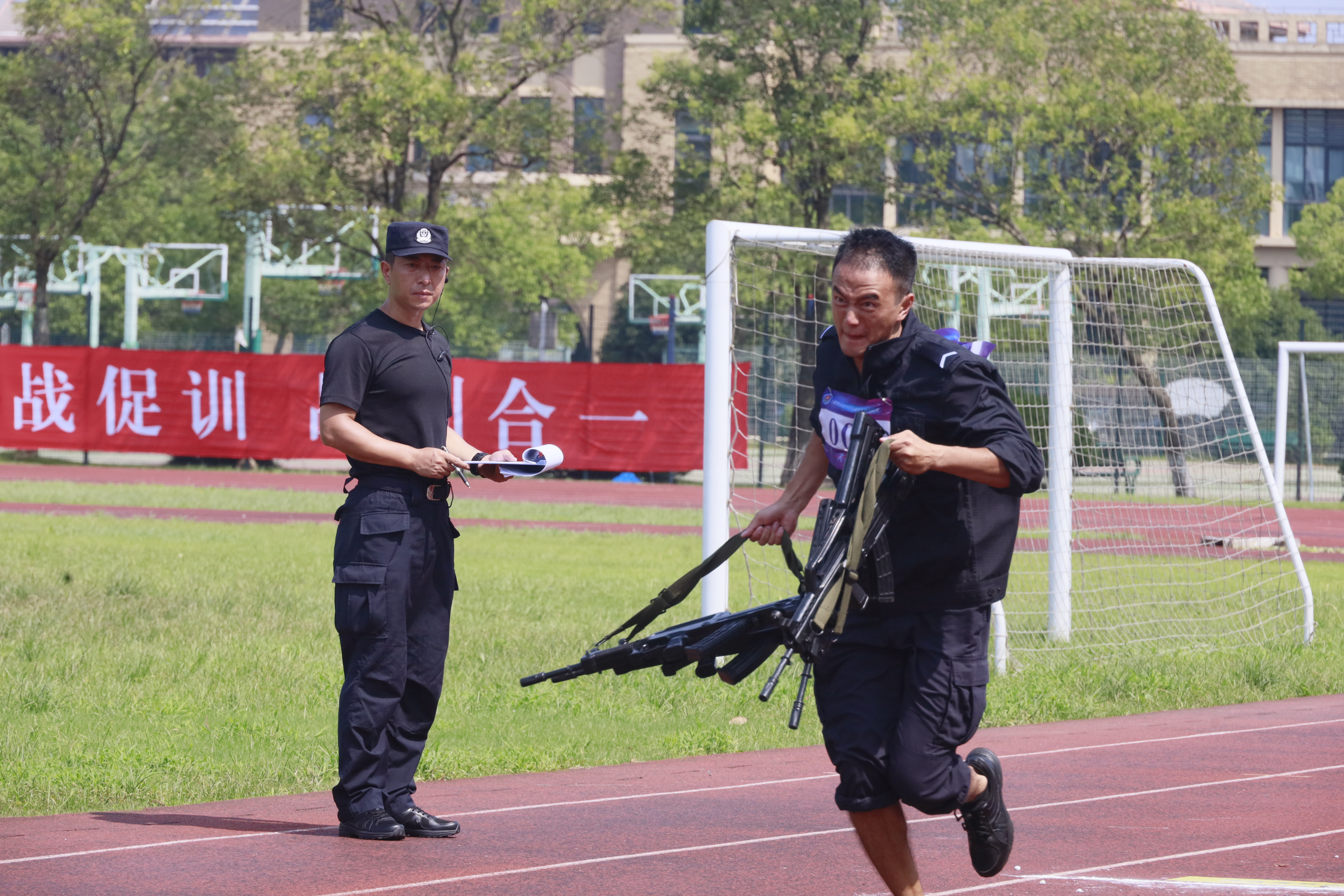上海边检民警拎起训练步枪向目标冲刺——岳晓春拍摄.JPG