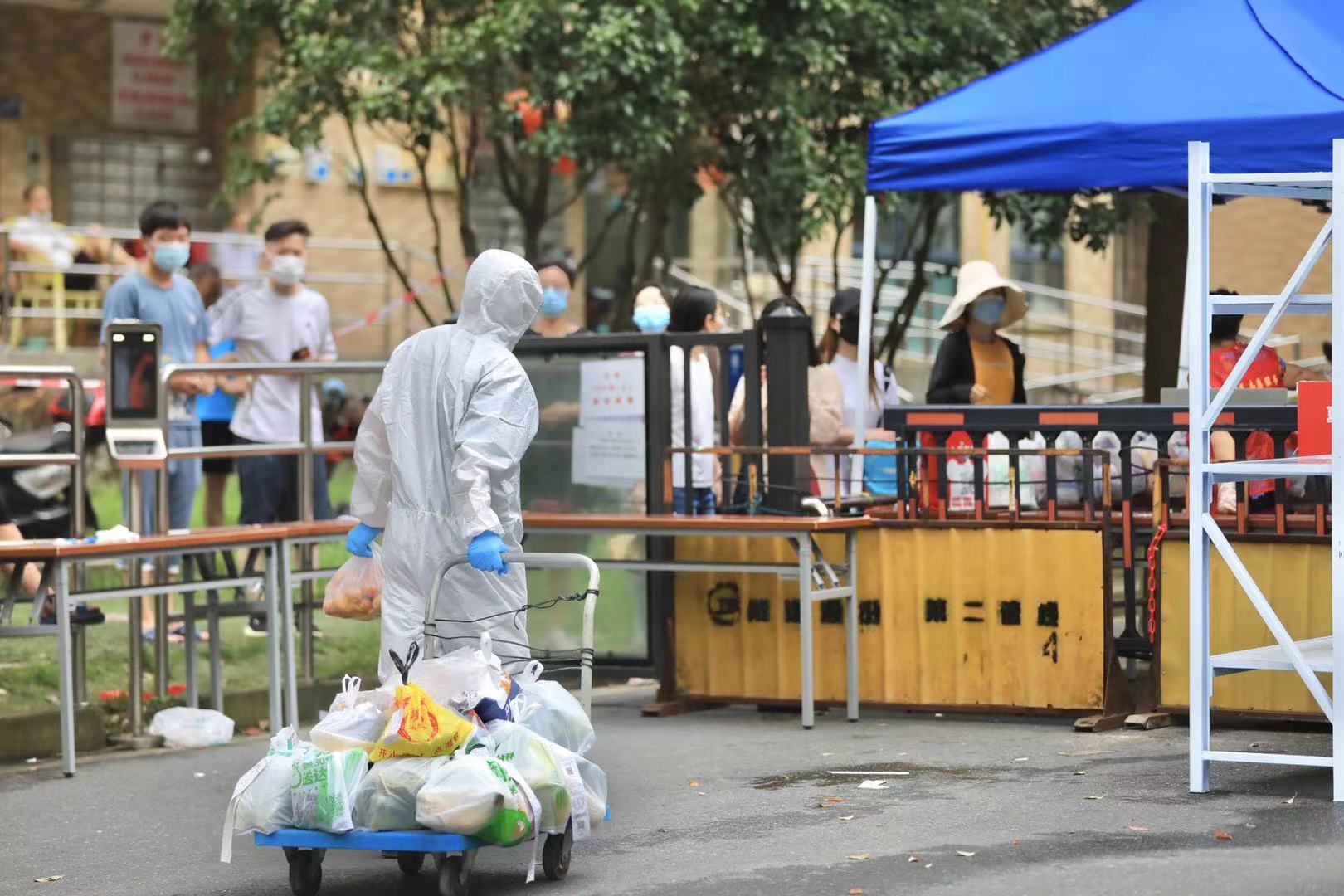 现场直击上海中风险小区:4000余人完成核酸检测,人员车辆"只进不出"