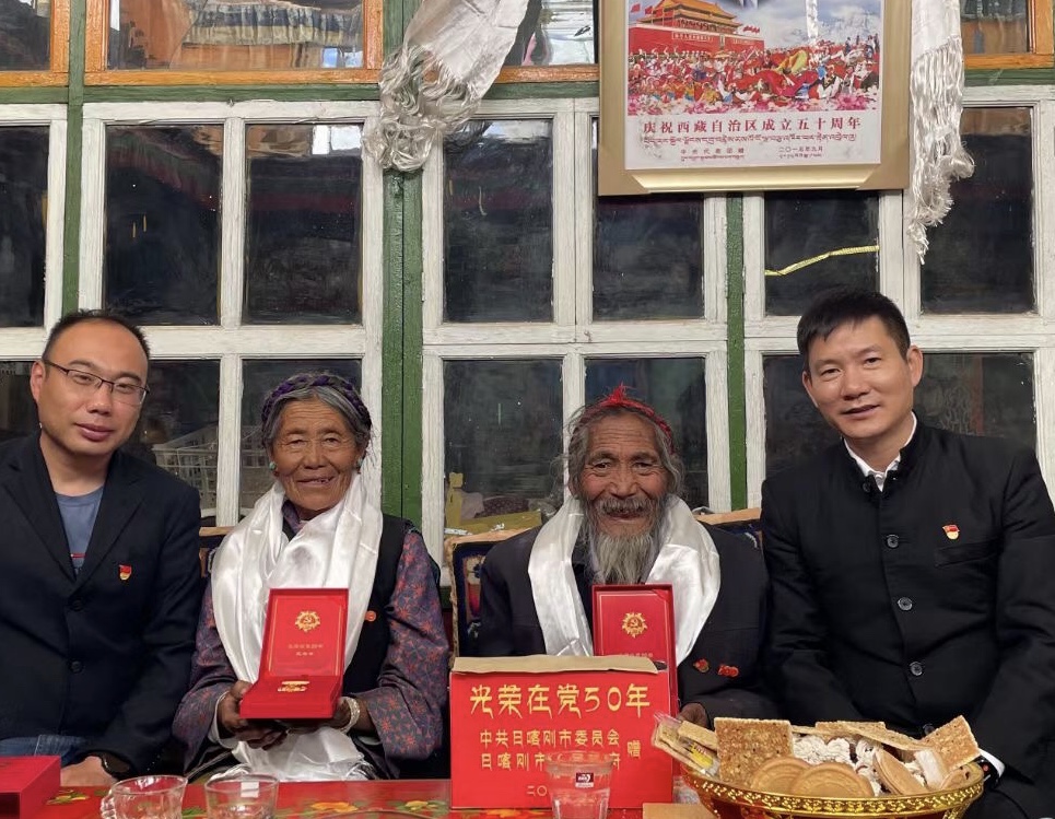 汪芳（右一）向江孜县党员颁发光荣在党五十年纪念章.jpg