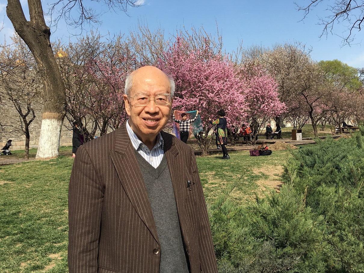 2017年3月31日，叶先生参观明城墙遗址公园留影。  江胜信 摄.jpg