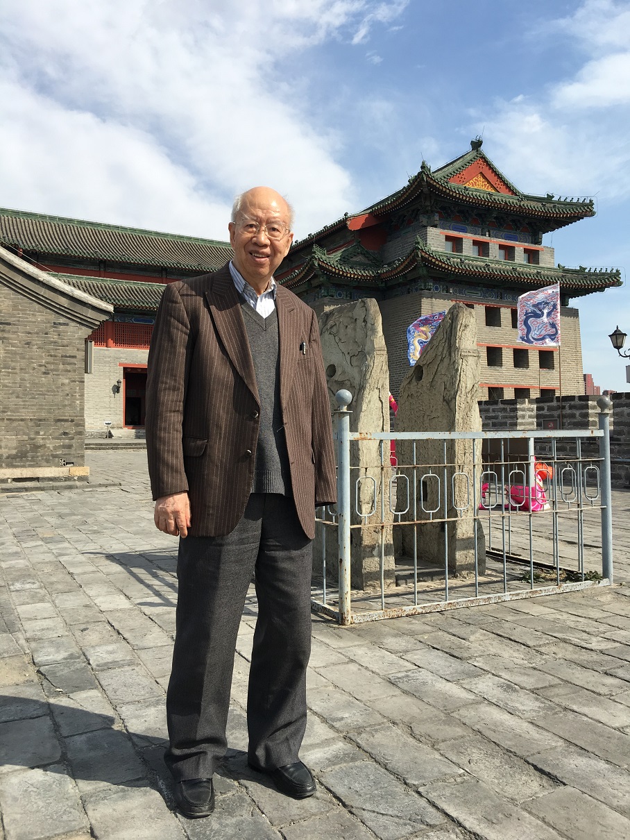 2017年3月31日，叶先生参观明城墙遗址公园的东南角楼。  江胜信 摄.jpg