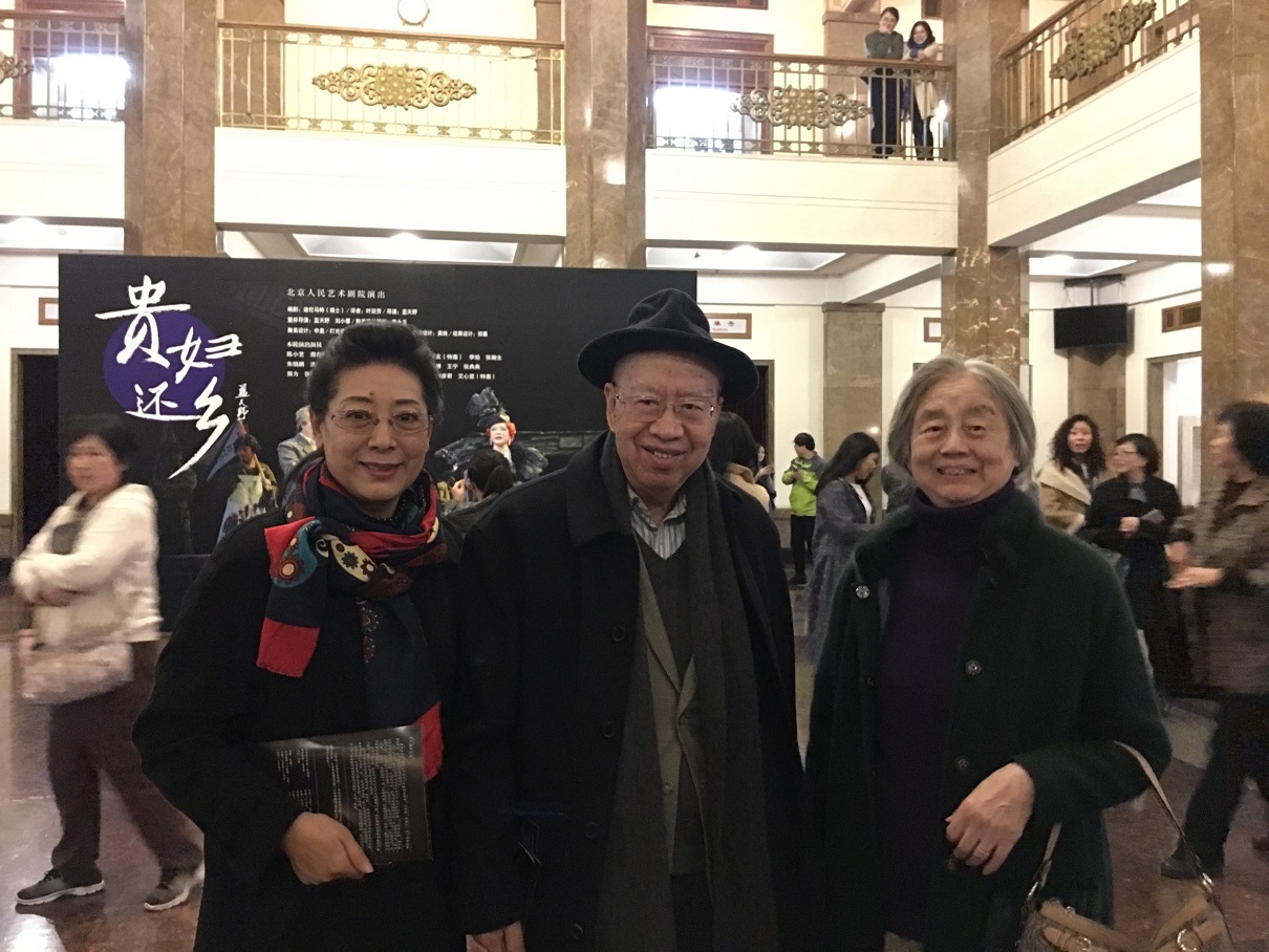 2017年11月2日，叶先生邀请友人前往首都剧场观看《贵妇还乡》。 江胜信 摄.jpg