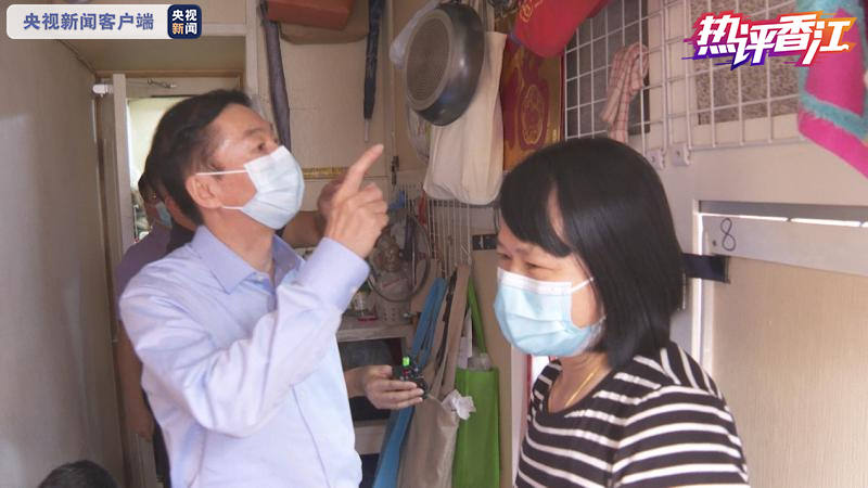 骆惠宁走访“笼屋”住户。