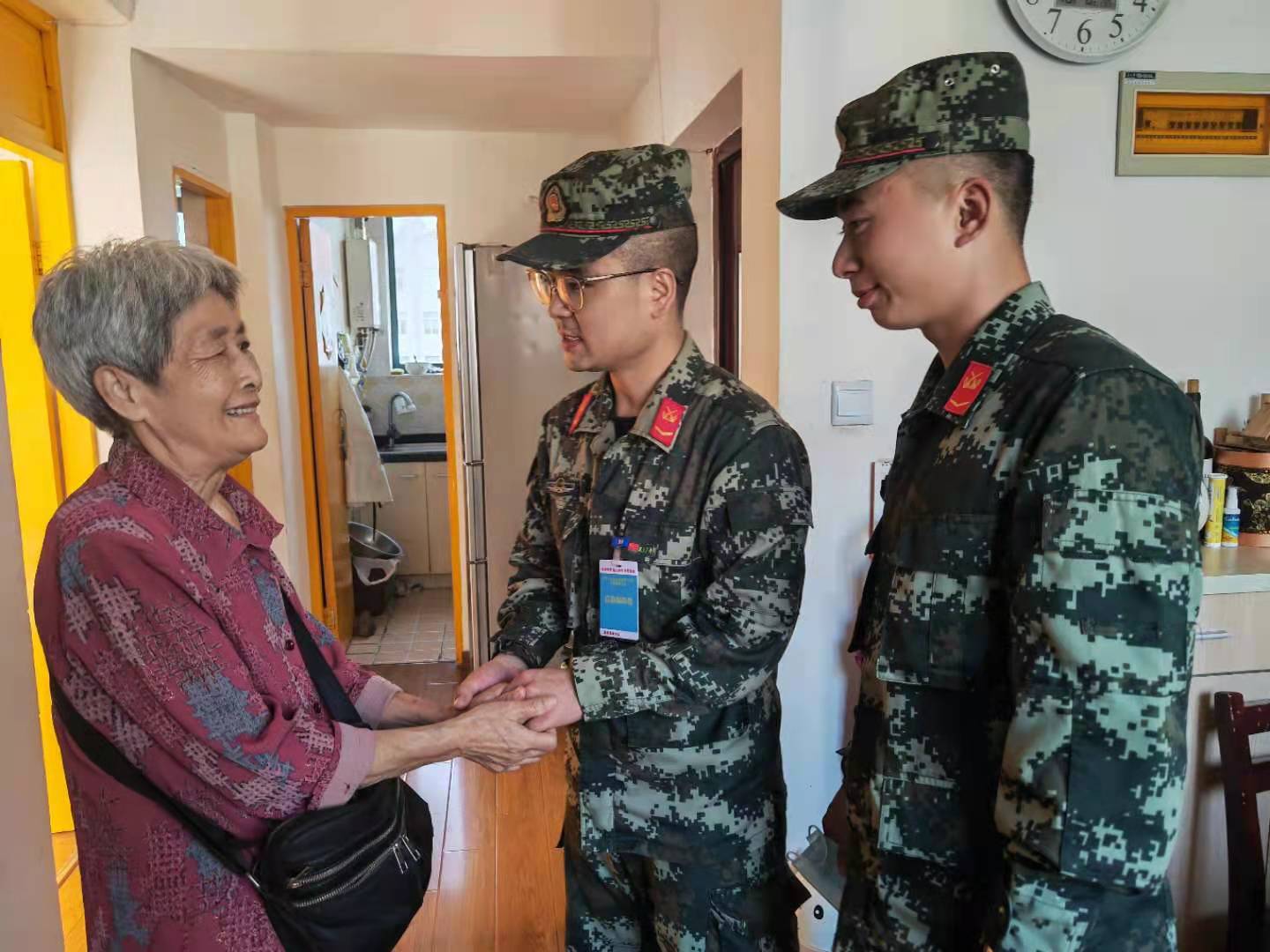 国庆假期，边检民警坚守岗位，服务保障出入境人员顺畅通关.jpg