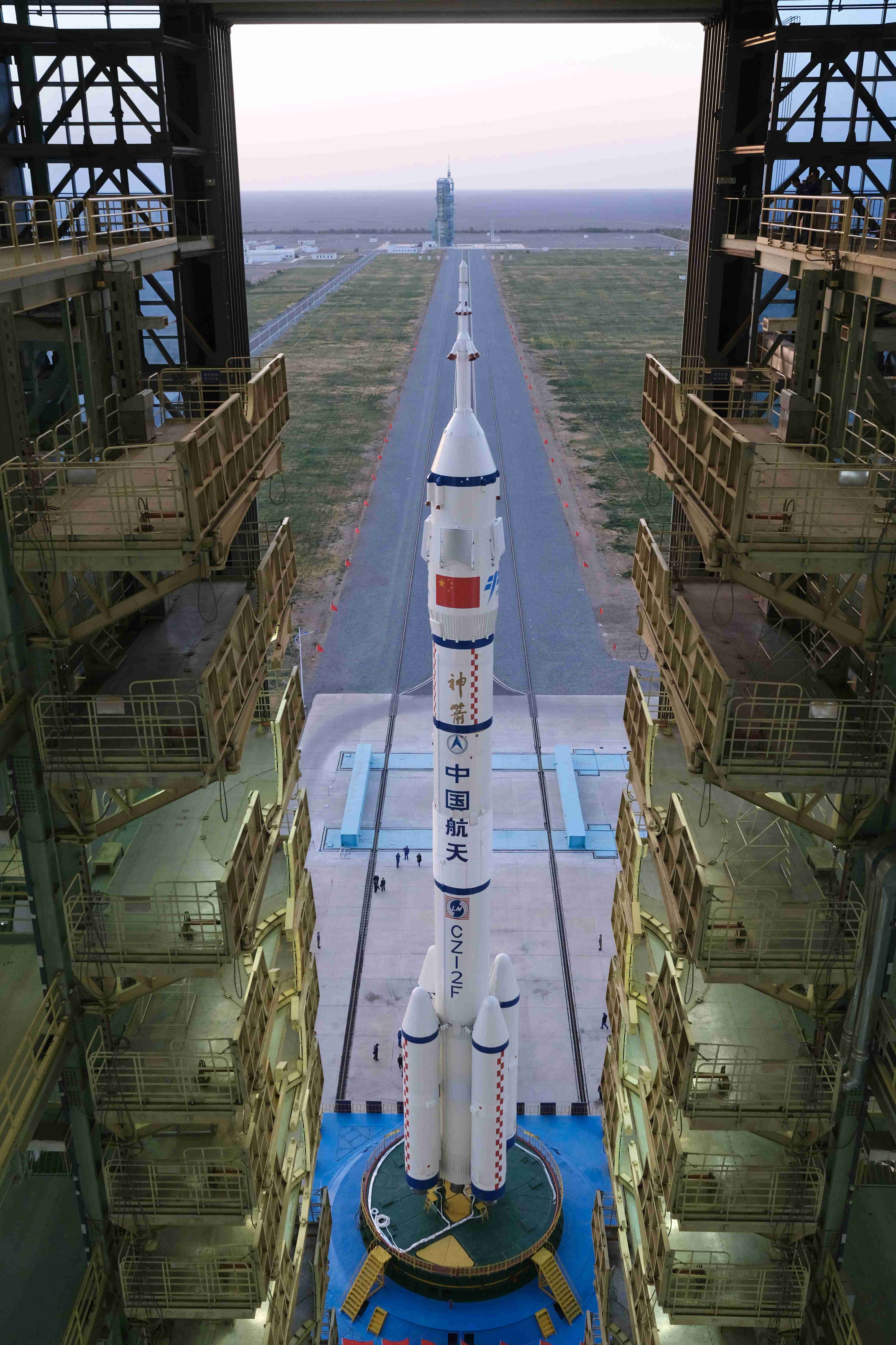 长征2号F遥十三运载火箭即将离开总装厂房(5081157)-20211016003102.jpg